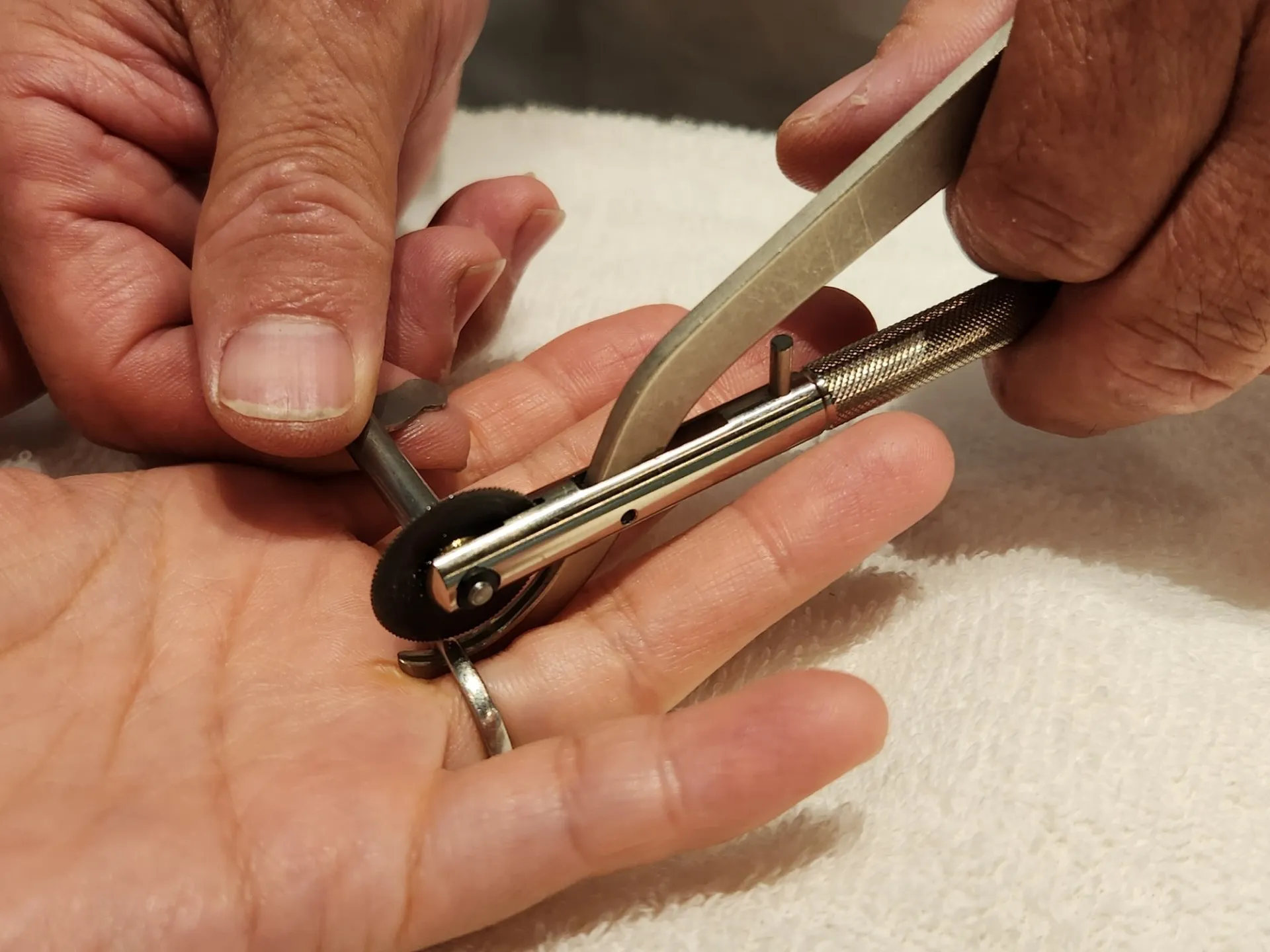 指輪がきつい、抜けない、取れない、外れない…|リングのサイズ直し、サイズ変更、リングの切断について