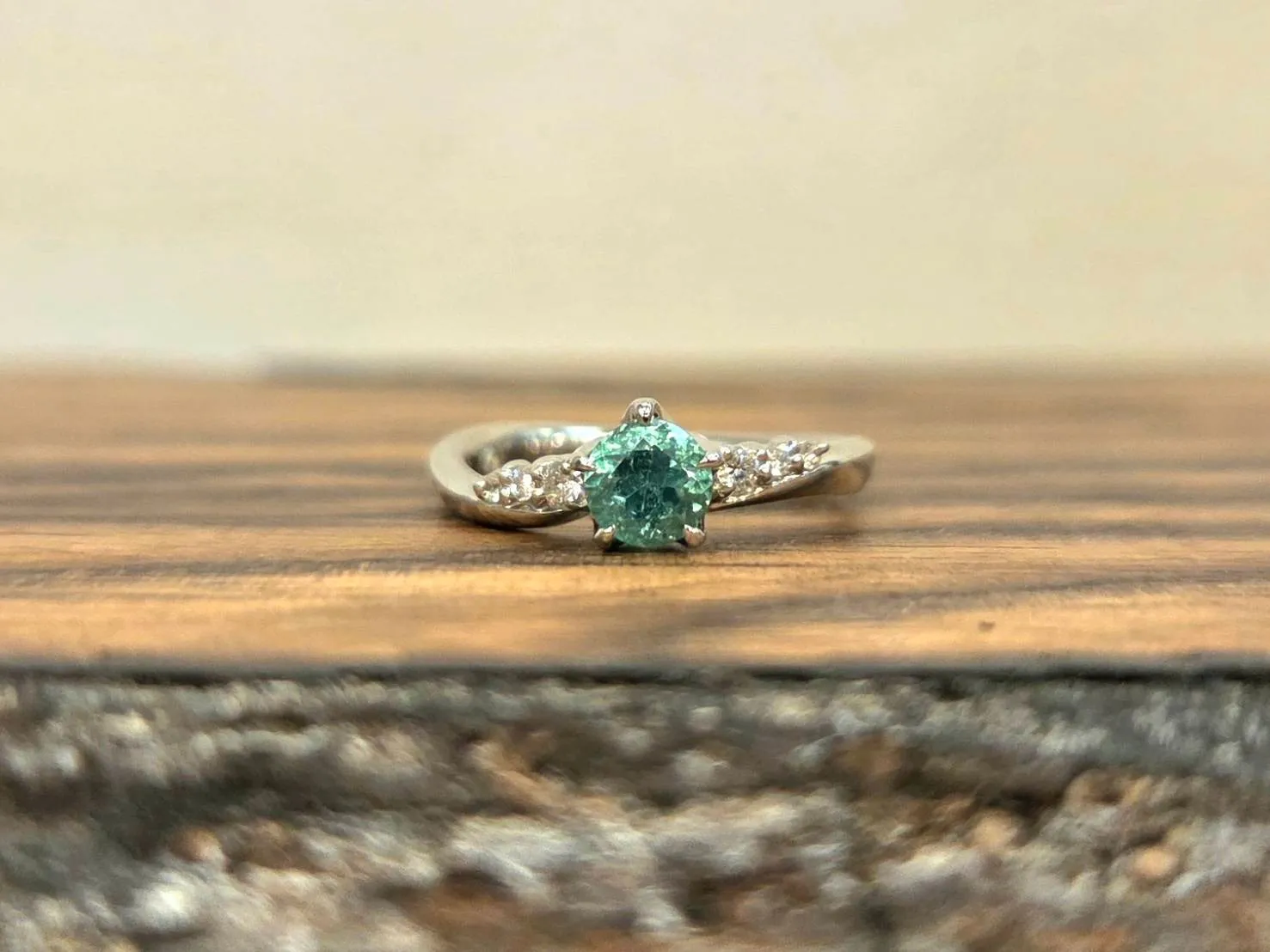 Shinano(しなの)-水芭蕉-婚約指輪アレンジ例